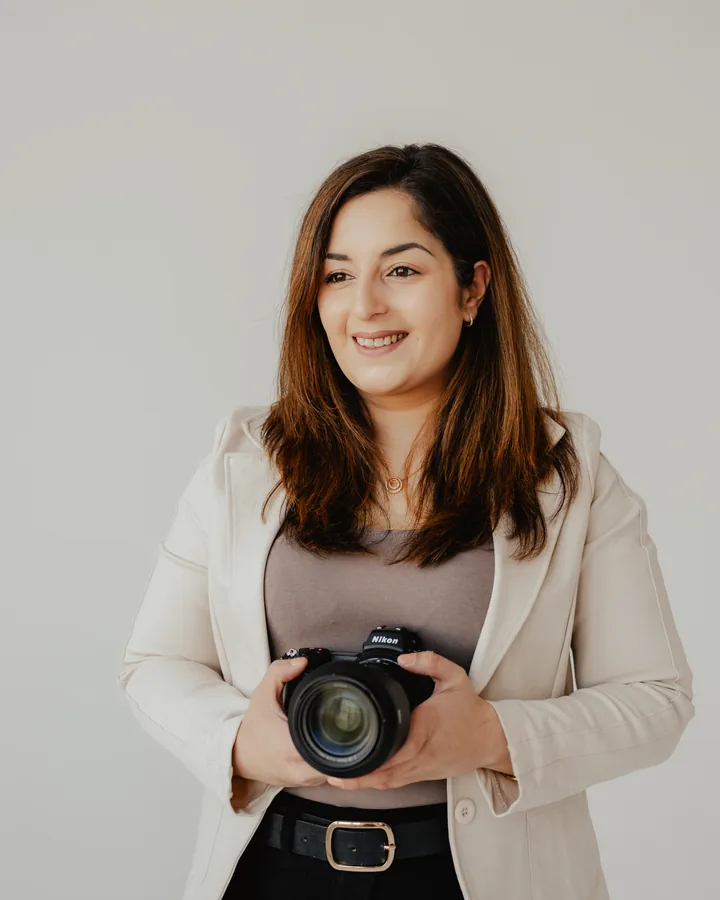 Burcu von TrendTaktikMedia bei der Content-Produktion