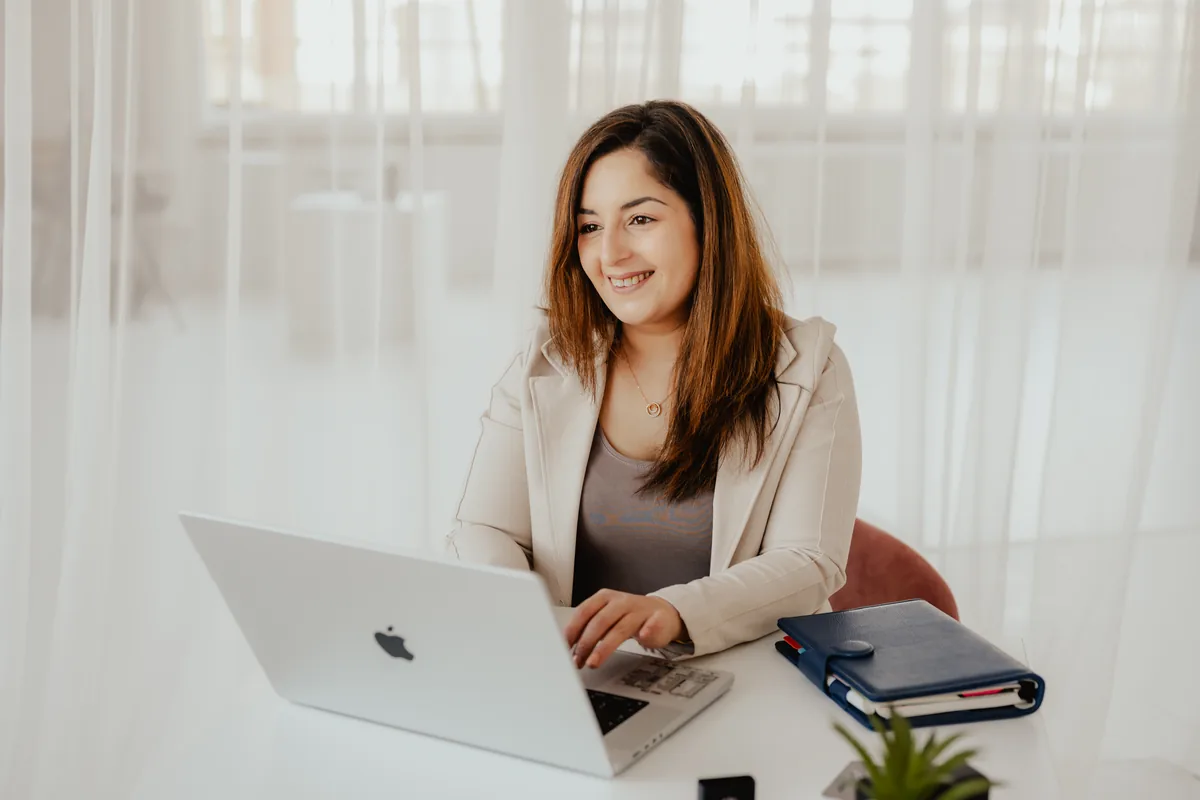Burcu bei der Content-Planung
